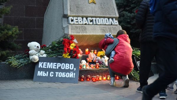 В Севастополе прошла акция в память о жертвах трагедии в Кемерово. 27 марта 2018