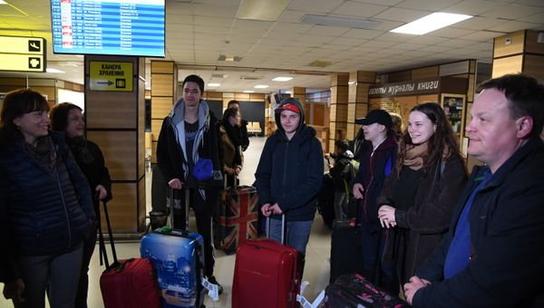 Видеофакт: в аэропорту Симферополь встретили группу немецких детей