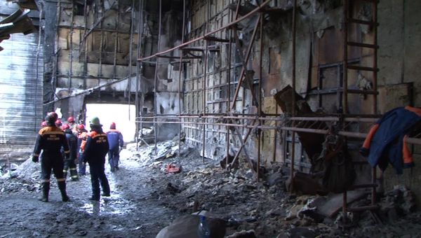 Работа следственной группы СК РФ на месте пожара в ТЦ Зимняя вишня