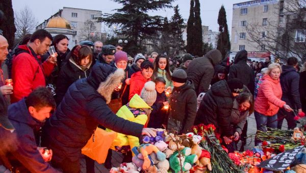 В Евпатории прошел траурный митинг по погибшим на пожаре в ТЦ Кемерово В Евпатории прошел траурный митинг по погибшим на пожаре в ТЦ Кемерово