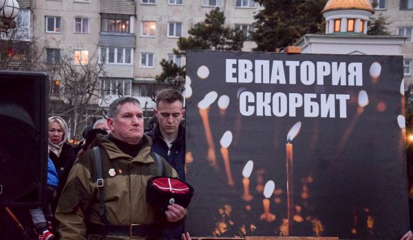 В Евпатории прошел траурный митинг по погибшим на пожаре в ТЦ Кемерово В Евпатории прошел траурный митинг по погибшим на пожаре в ТЦ Кемерово