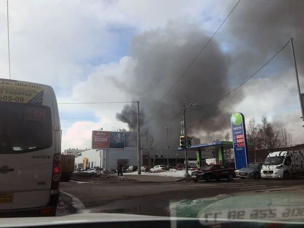 Пожар в здании автосалона в Санкт-Петербурге