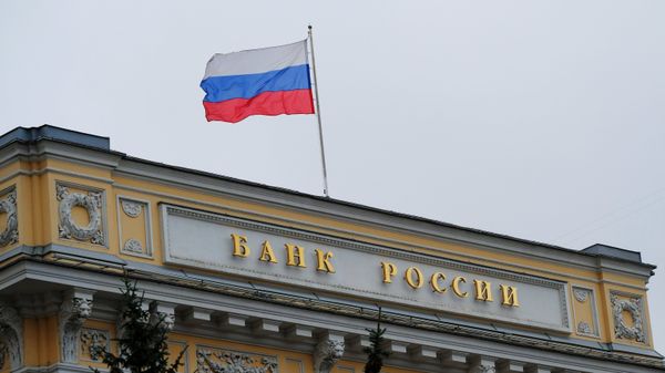 Флаг на здании Центрального банка России на Неглинной улице в Москве.