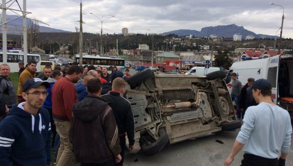 На автовокзале Алушты перевернулась машина