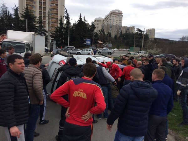 На автовокзале Алушты перевернулась машина