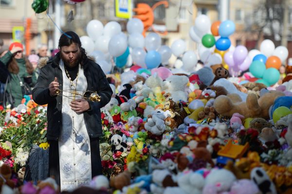 Цветы у ТЦ «Зимняя вишня» в Кемерово