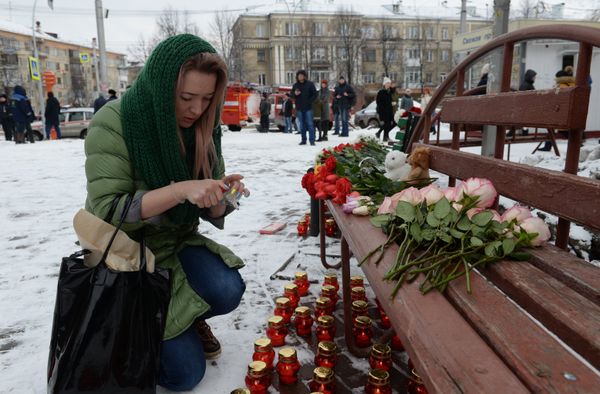 Цветы в память о погибших в ТЦ «Зимняя вишня»