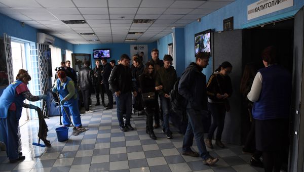 Посетители кинотеатра Спартак возвращаются в кинозал после плановой эвакуации в рамках проверки противопожарной безопасности Посетители кинотеатра Спартак возвращаются в кинозал после плановой эвакуации в рамках проверки противопожарной безопасности