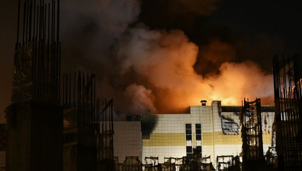 Видео эвакуации людей из кинозалов в ТЦ Зимняя вишня в Кемерово