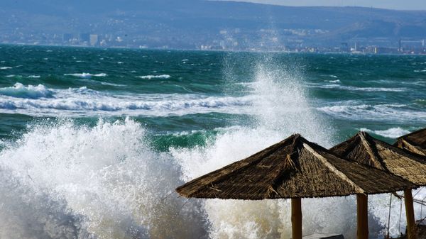 Шторм на Черном море у поселка Приморский под Феодосией
