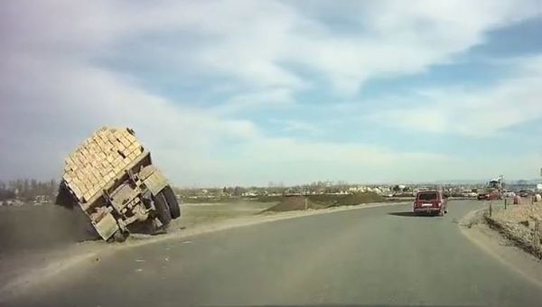 Под Симферополем перевернулся грузовой автомобиль