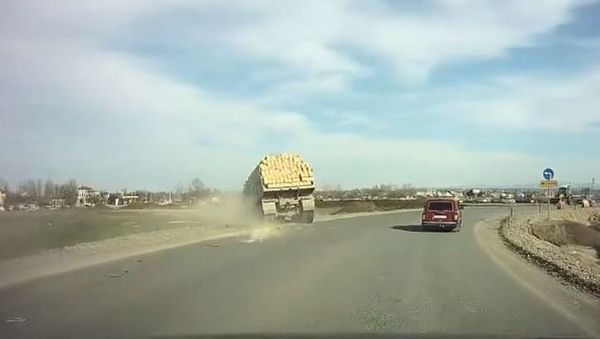 Под Симферополем перевернулся грузовой автомобиль