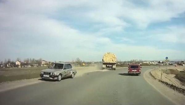 Под Симферополем перевернулся грузовой автомобиль