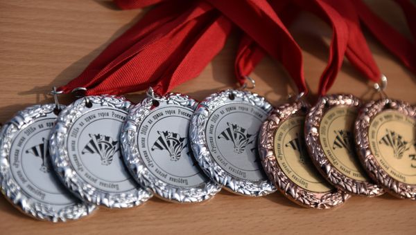 Медали для победителей парусной регаты Русская весна-2018 в Севастополе