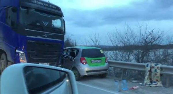ДТП с участием грузовика и легковушки в районе Грушевского перевала