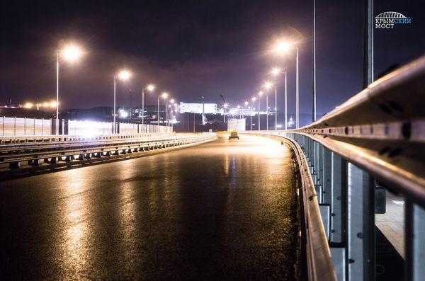 Строители Крымского моста провели тестовое включение наружного освещения Строители Крымского моста провели тестовое включение наружного освещения