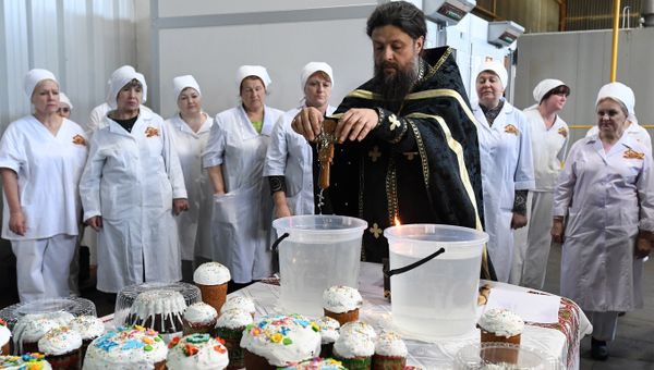 Обряд освящения куличей на хлебозаводе Крымхлеб в канун Пасхи Обряд освящения куличей на хлебозаводе Крымхлеб в канун Пасхи