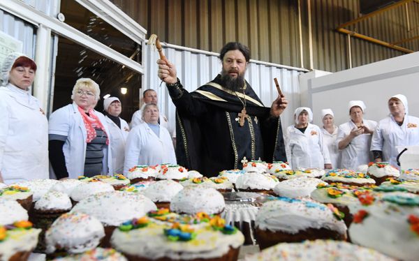 Обряд освящения куличей на хлебозаводе Крымхлеб в канун Пасхи Обряд освящения куличей на хлебозаводе Крымхлеб в канун Пасхи