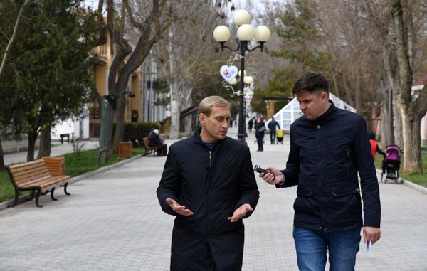 Глава администрации Евпатории Андрей Филонов во время прогулки с корреспондентом сайта РИА Новости Крым