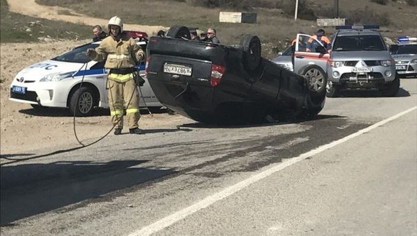 Под Севастополем после ДТП перевернулась иномарка