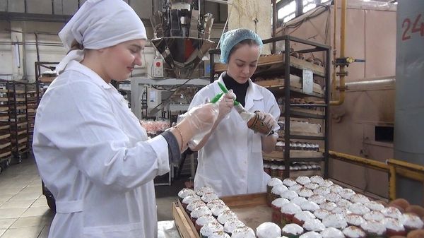 Изготовление пасхальных куличей на ялтинской хлебозаводе