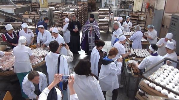 Обряд освящения пасхальных куличей на ялтинской хлебозаводе