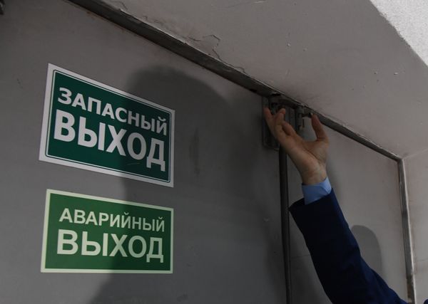 Прокурор Центрального района города Симферополя Максим Анисин проверяет доступность путей эвакуации в ТЦ Центрум