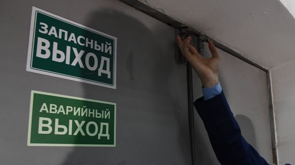 Прокурор Центрального района города Симферополя Максим Анисин проверяет доступность путей эвакуации в ТЦ Центрум