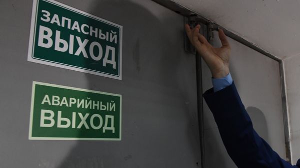 Прокурор Центрального района города Симферополя Максим Анисин проверяет доступность путей эвакуации в ТЦ Центрум