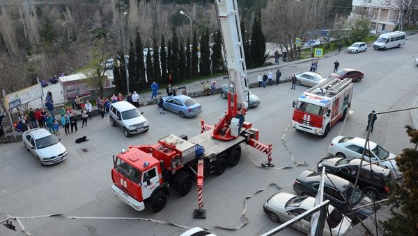 Учения МЧС в торговом центре в Ялте
