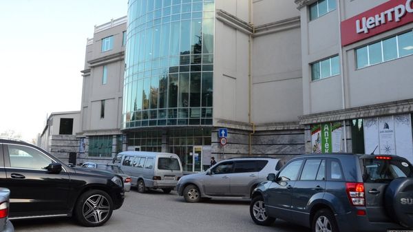 Автомобили, припаркованные возле торгового центра в Ялте
