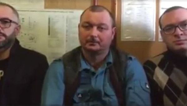 Капитан задержанного судна Норд Владимир Горбенко с адвокатами на стоп-кадре видеозаписи обращения, распространенного в социальных сетях Капитан задержанного судна Норд Владимир Горбенко с адвокатами на стоп-кадре видеозаписи обращения, распространенного в социальных сетях