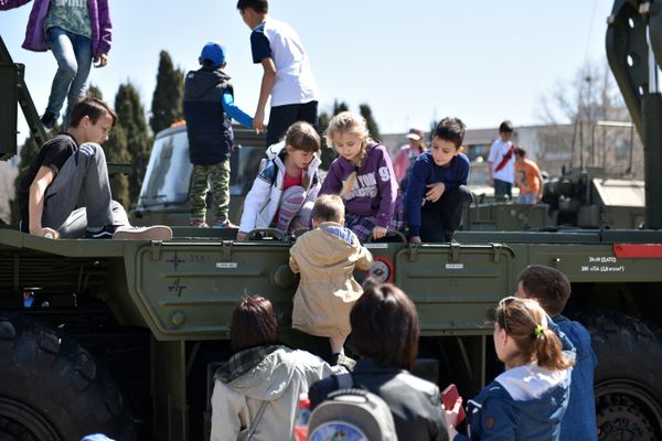 Дети изучают военную технику на выставке в рамках празднования Дня ПВО в Севастополе