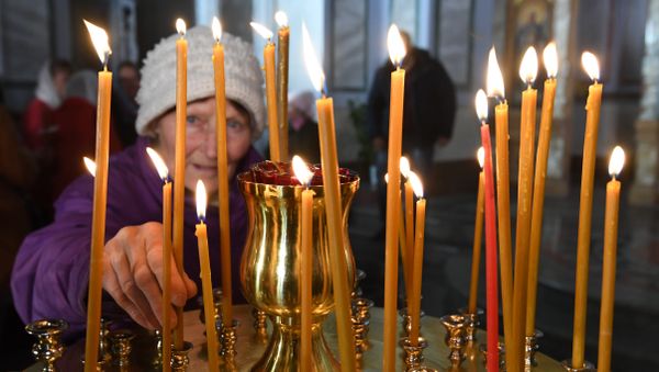 Прихожане во время пасхальных богослужений в Александро-Невском кафедральном соборе в Симферополе Прихожане во время пасхальных богослужений в Александро-Невском кафедральном соборе в Симферополе