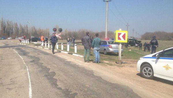 Фото с места столкновения микроавтобуса и электропоезда на железнодорожном переезде под Армянском