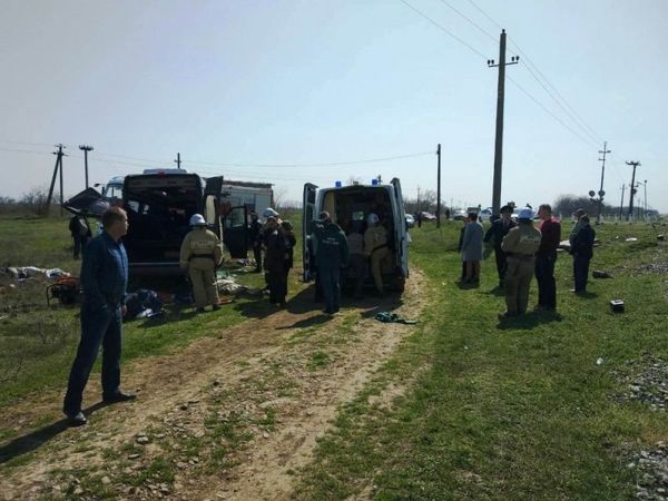 Фото с места столкновения микроавтобуса и электропоезда на железнодорожном переезде под Армянском