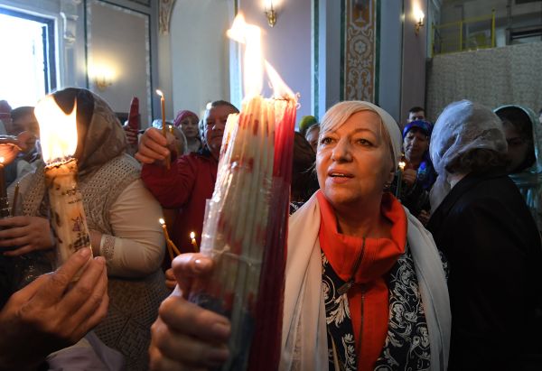 Прихожане на церемонии доставки Благодатного огня в Александро-Невском кафедральном соборе Симферополя