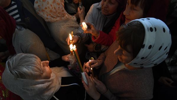 Прихожане на церемонии доставки Благодатного огня в Александро-Невском кафедральном соборе Симферополя