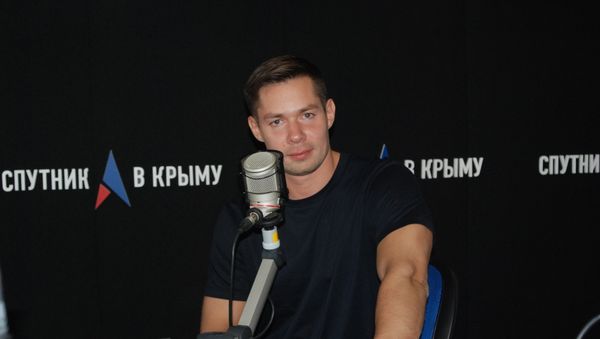 Российский певец и поэт Стас Пьеха в студии радио Спутник в Крыму