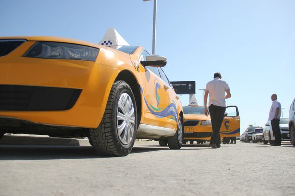 Автомобили такси нового терминала аэропорта Симферополь