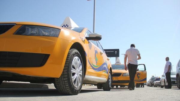 Автомобили такси нового терминала аэропорта Симферополь