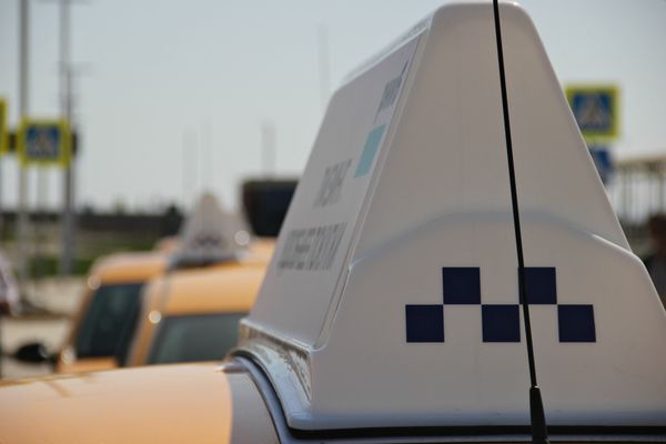 Шашки на автомобилях такси нового терминала аэропорта Симферополь