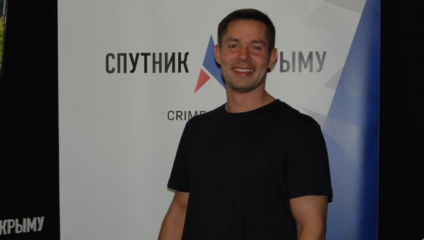 Российский певец и поэт Стас Пьеха в студии радио Спутник в Крыму