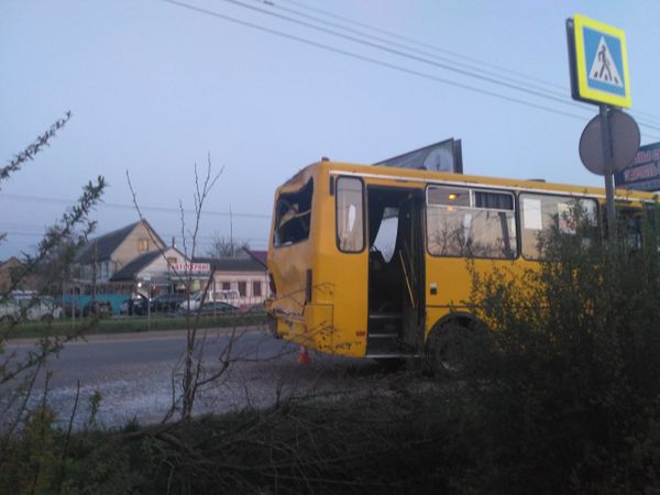 В Симферополе троллейбус столкнулся с маршруткой