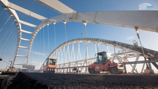 Укладка асфальтобетона на автодорожной арке Крымского моста