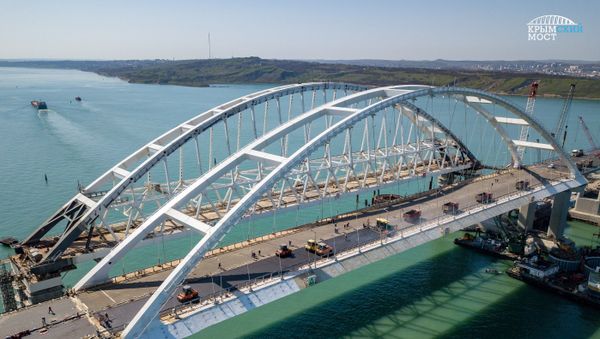 Укладка асфальтобетона на автодорожной арке Крымского моста