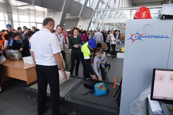  Волонтеры тестируют работу нового терминала аэропорта Симферополь 