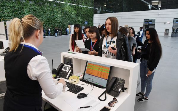  Волонтеры тестируют работу нового терминала аэропорта Симферополь 