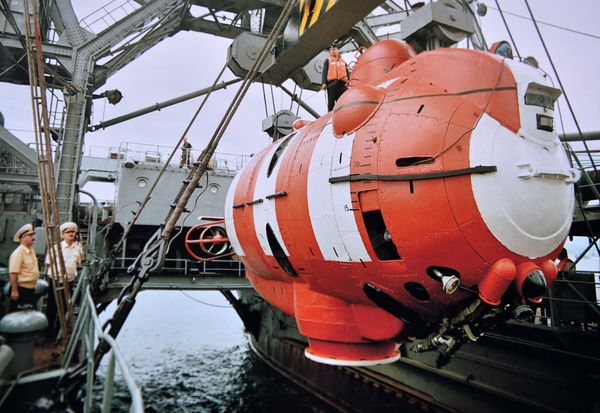 Мини-субмарина АС-5 на корабле Коммуна Мини-субмарина АС-5 на корабле Коммуна