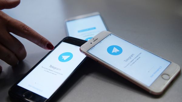 Мессенджер Telegram на экране телефона. Архивное фото